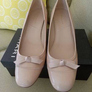 Tahari beige pump 10M. New condition.